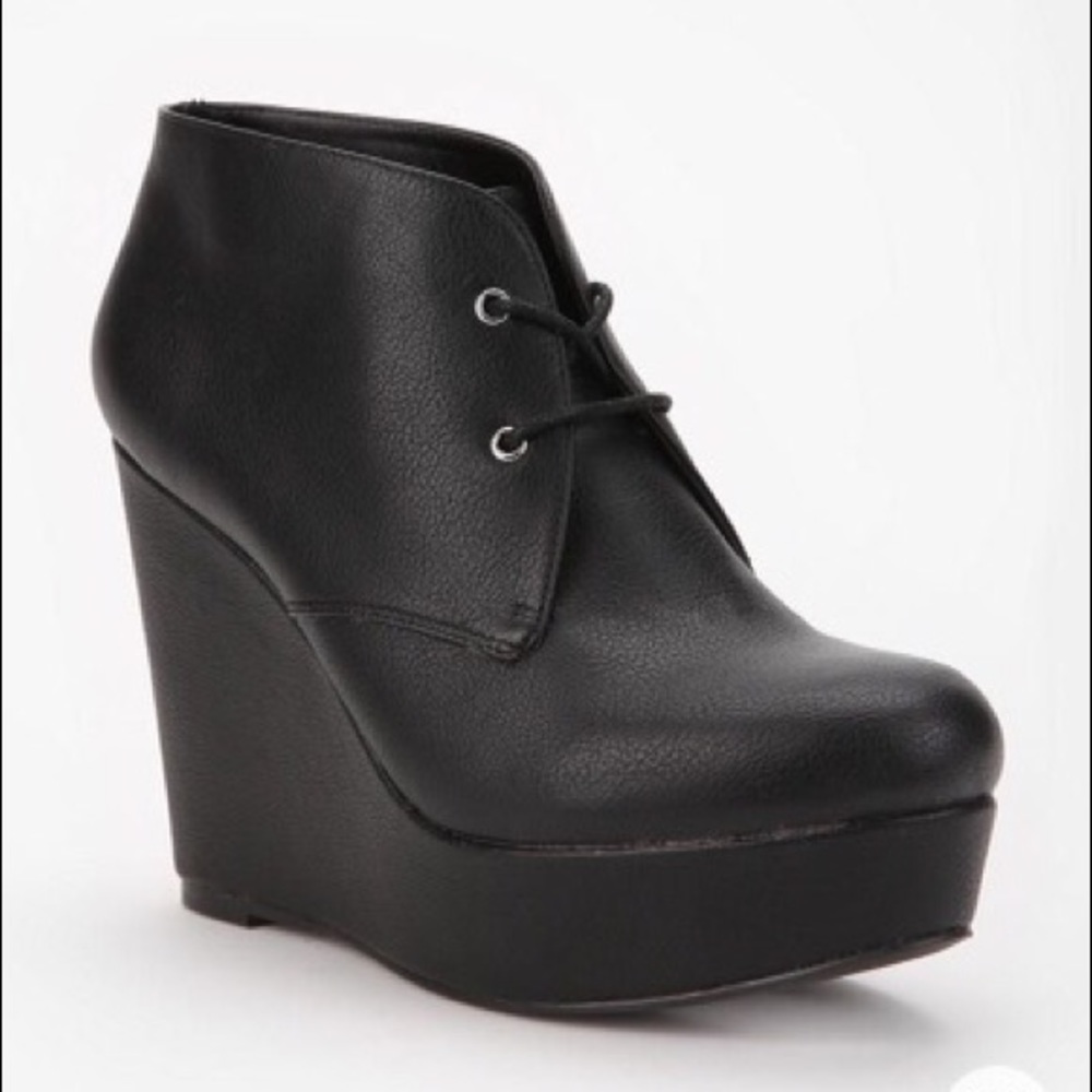 SOLD | UO Lace-up “Harlie” Booties 🖤